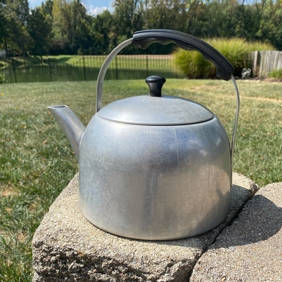 ALUMINUM KETTLE~GOOD VINTAGE USEABLE CONDITION~HOLDS ABOUT 1/2 GALLON~NICE~G11 - Picture 1 of 8